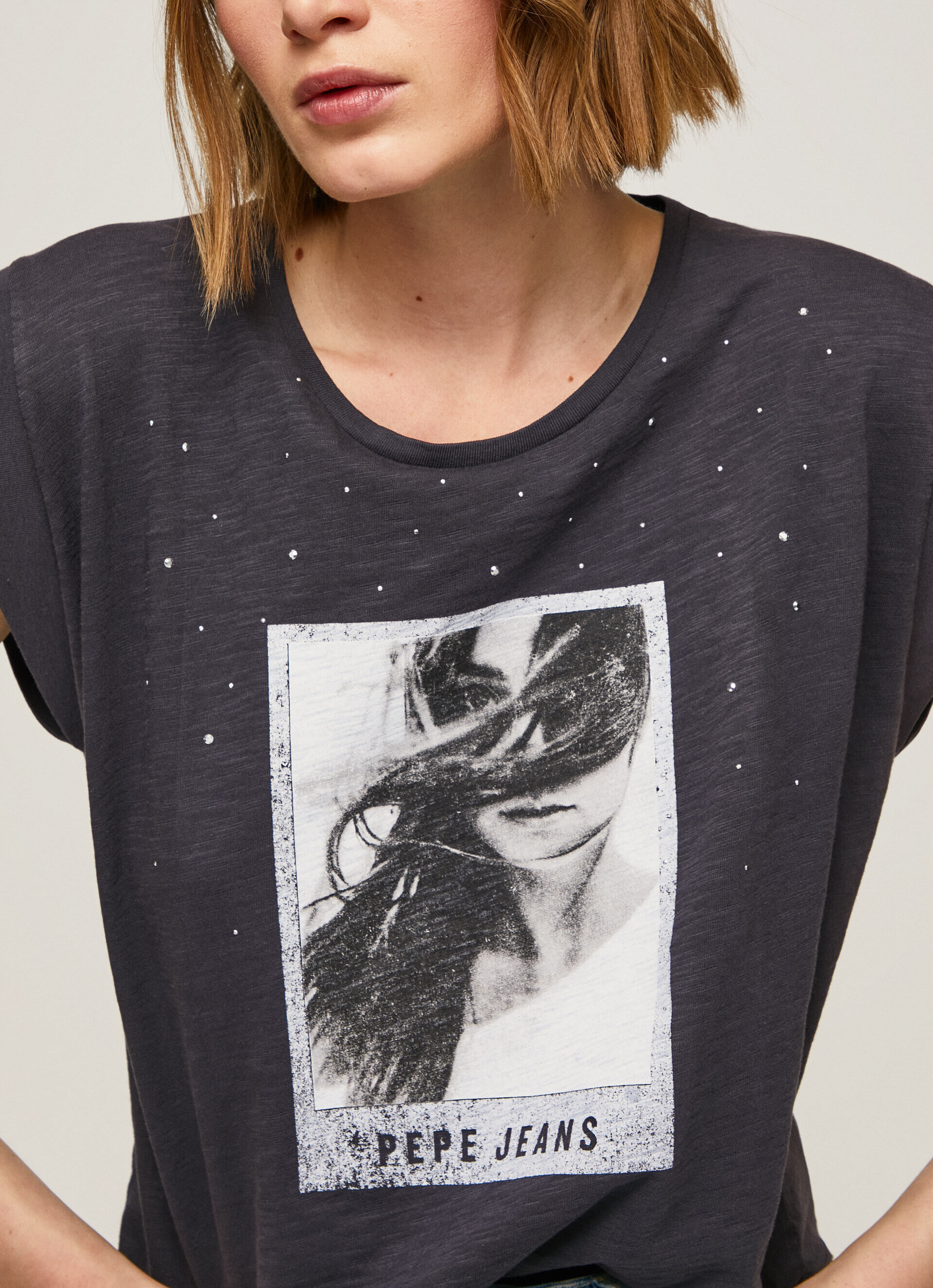 CAMISETA COM ESTAMPA FOTOGRÁFICA - preta lavada