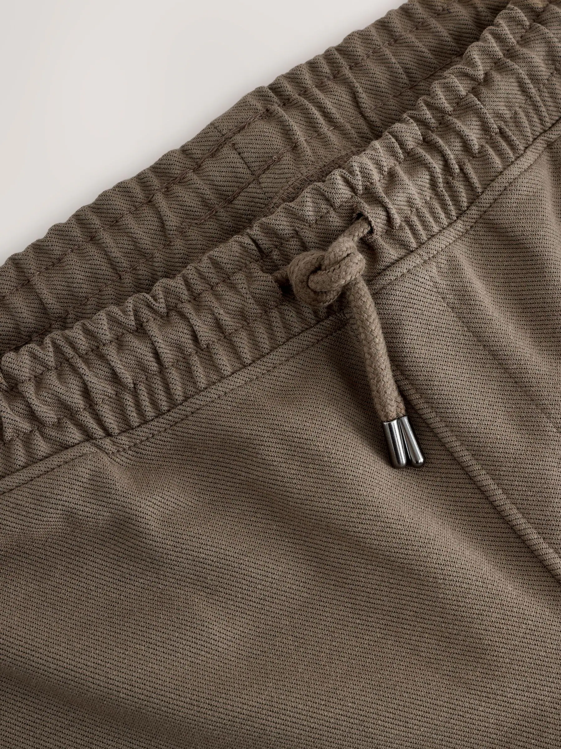 Naturel bruin - Joggingbroek van keperstof met rechte pijpen en textuur