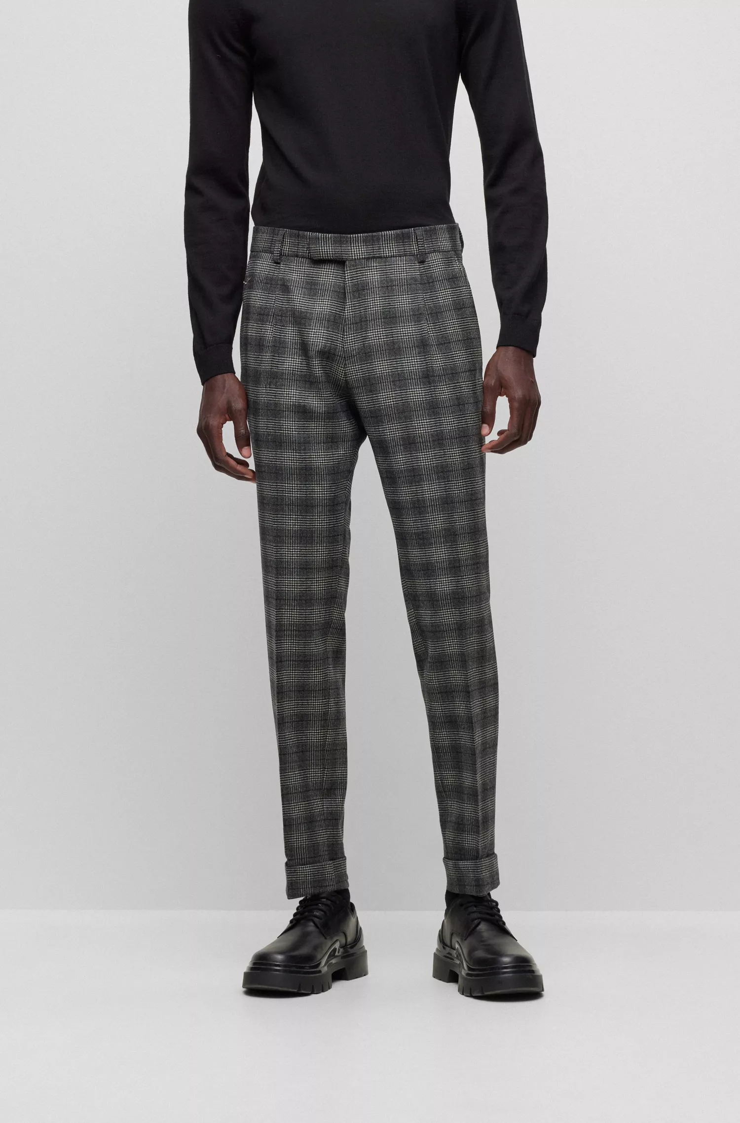 Terno BOSS preto slim fit em lã elástica xadrez.