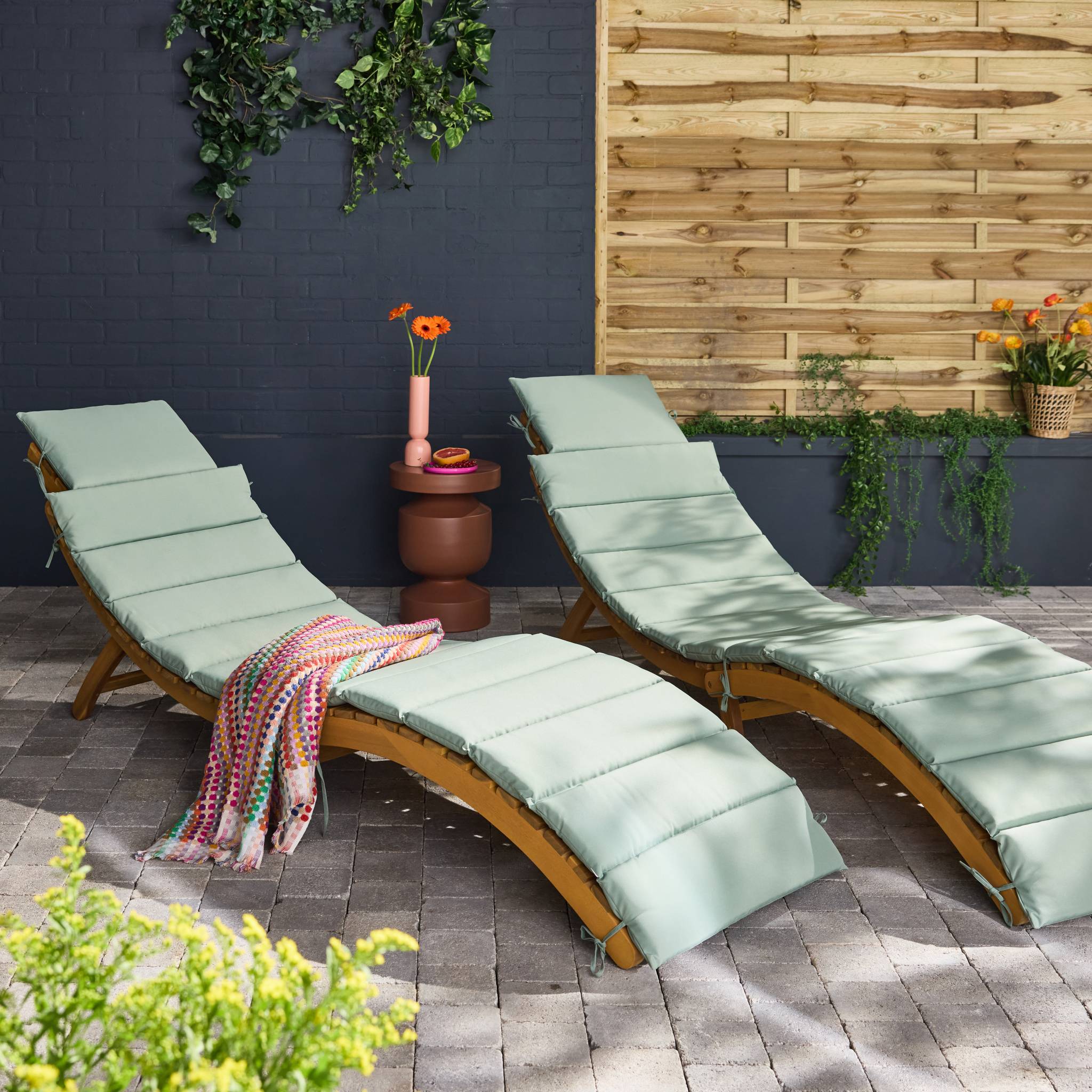 sweeek - Set van 2 acaciahouten ligstoelen
