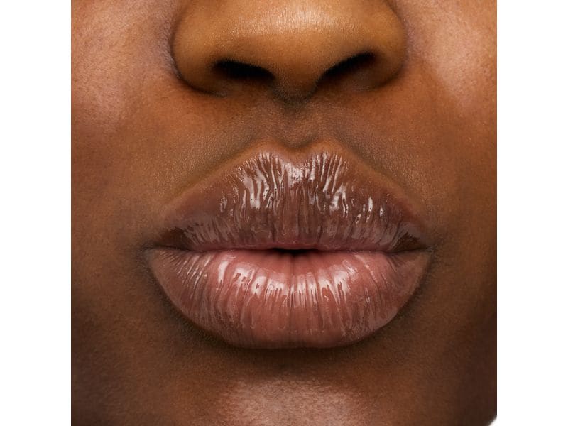 essence Lip Booster Hydra Kiss 07 Classy Glassy Pflegendes Lippenöl in einem transparenten Farbton