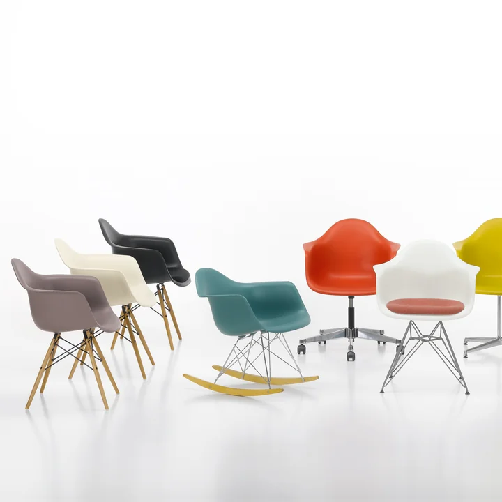 Vitra - Eames Plastic Armchair PACC RE, poliert / eisgrau, weiche Rollen (Hartboden)