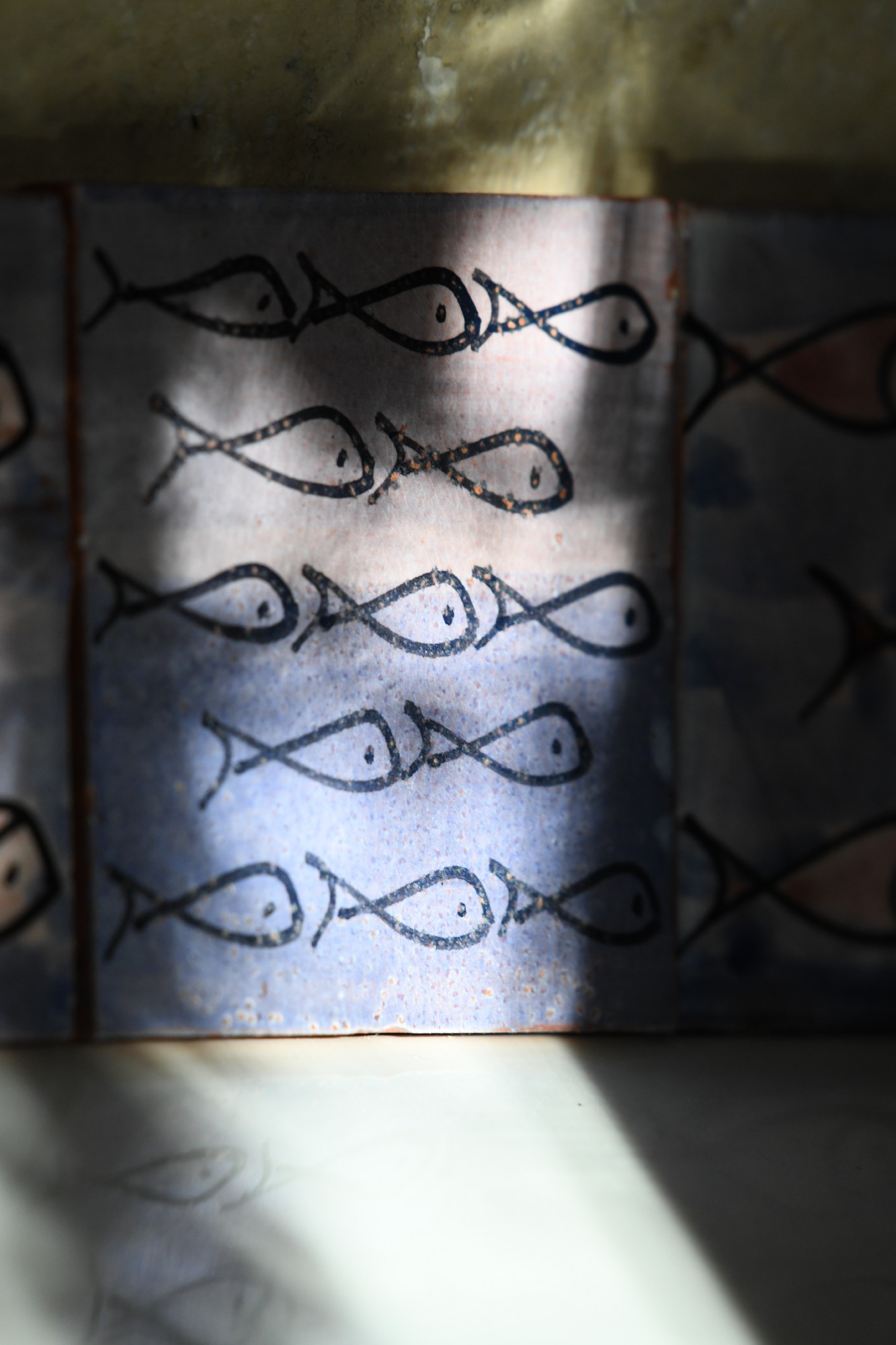 handglasierte Kachel 'poissons bleue', blau/schwarz, L 10 cm, B 10 cm, H 1cm von fischer's lagerhaus