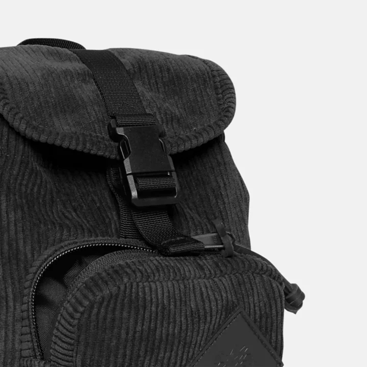 Bolsa transversal feminina de veludo cotelê na cor preta.