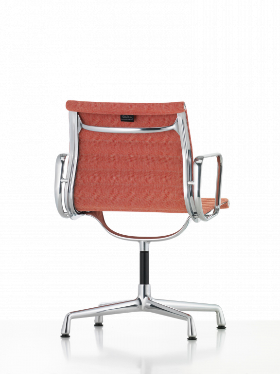 Vitra EA 104 stoel leder nero, onderstel verchroomd