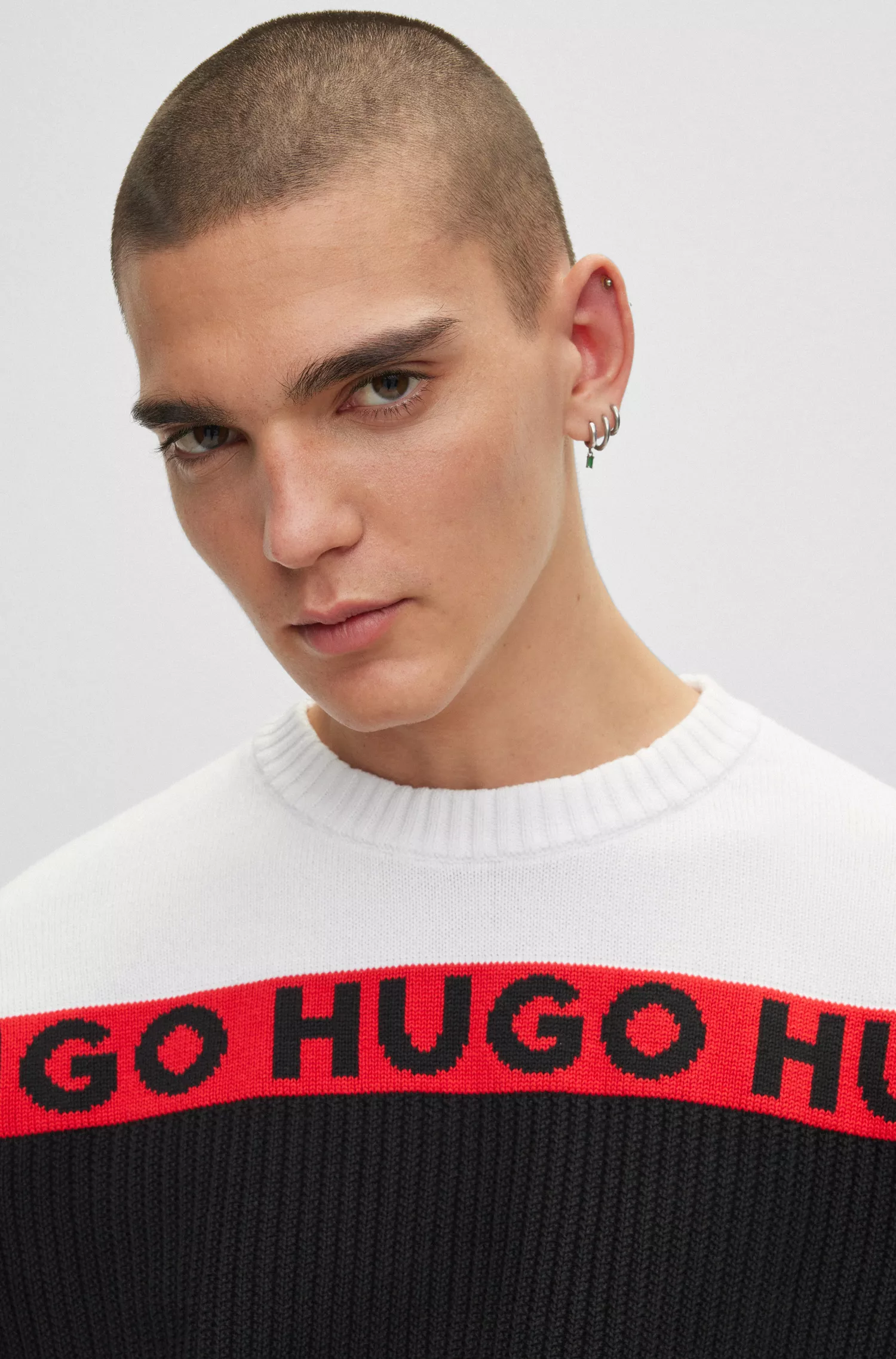 Suéter HUGO vermelho em puro algodão com detalhe de fita com o logotipo.