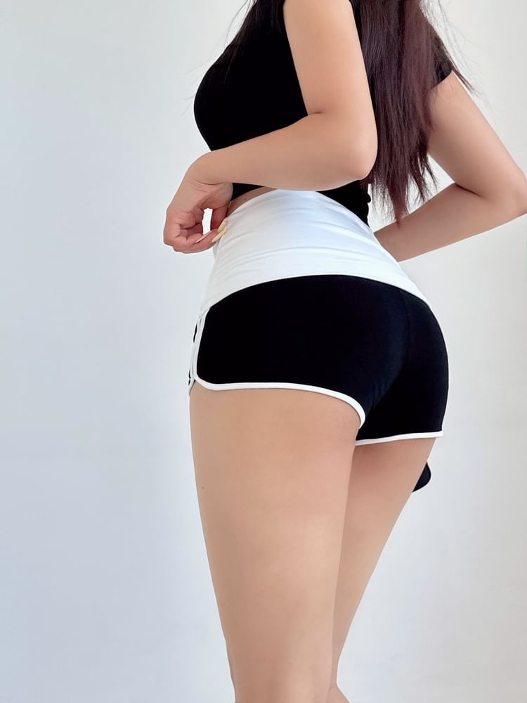 LIVIE - Lage hotpants met contrasterende boorden en panelen