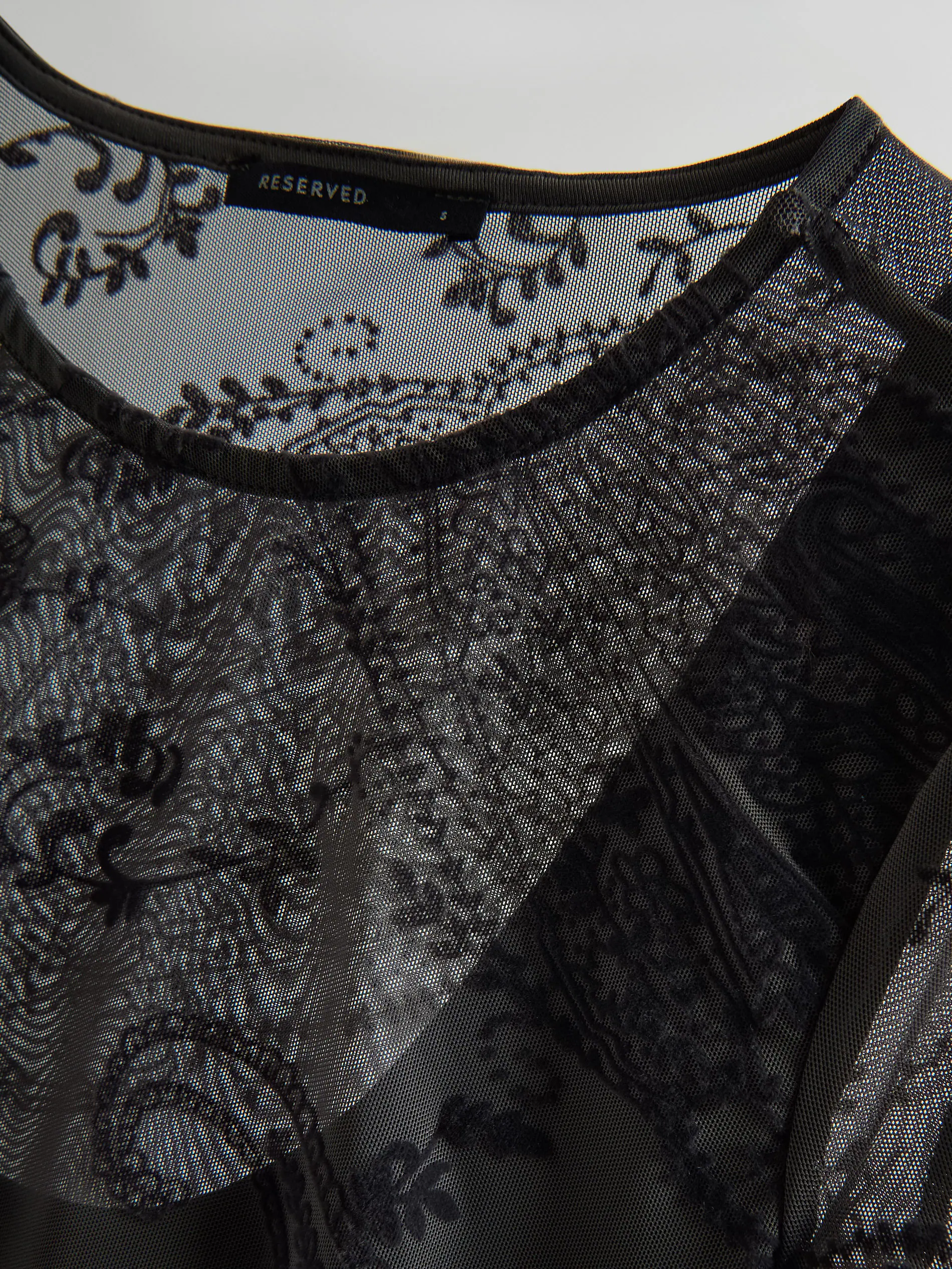 Kleid mit dekorativem Muster