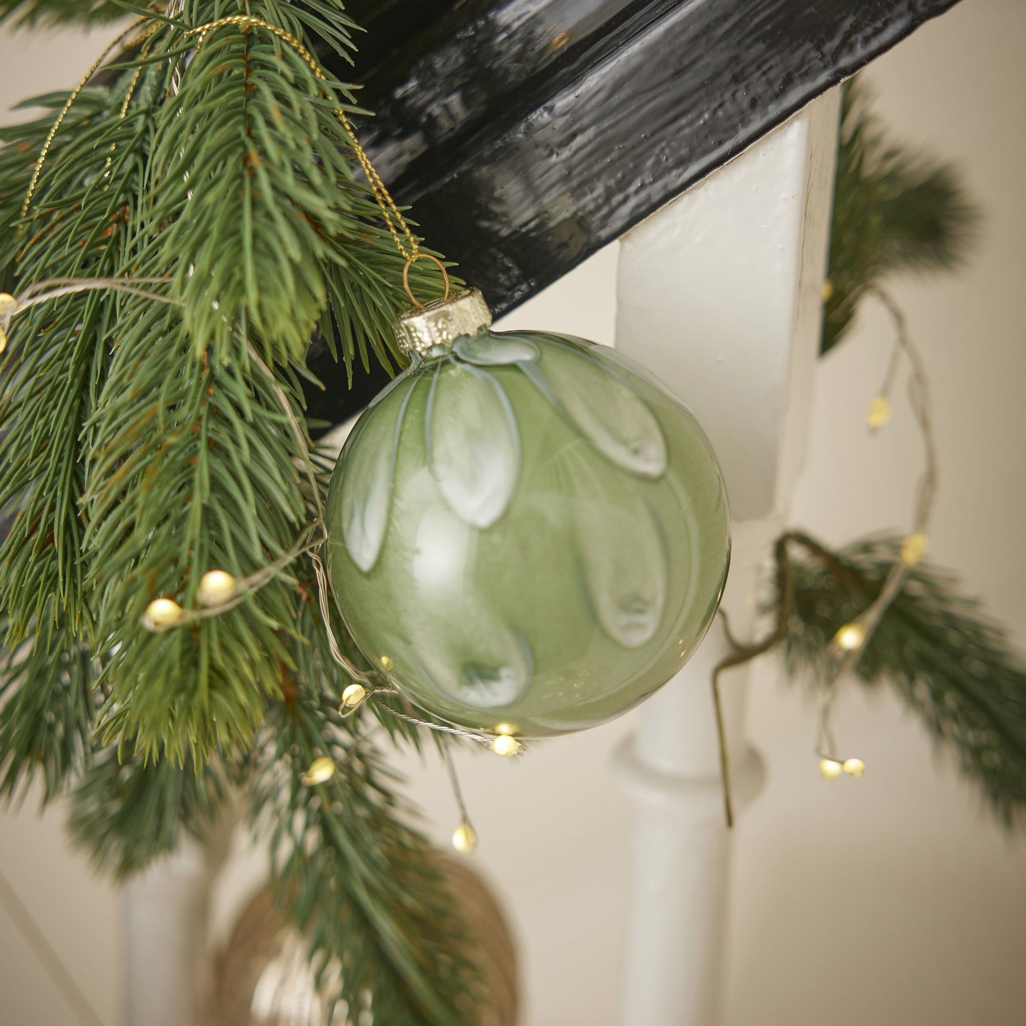 Weihnachtskugel Marmor, grün, 8 cm