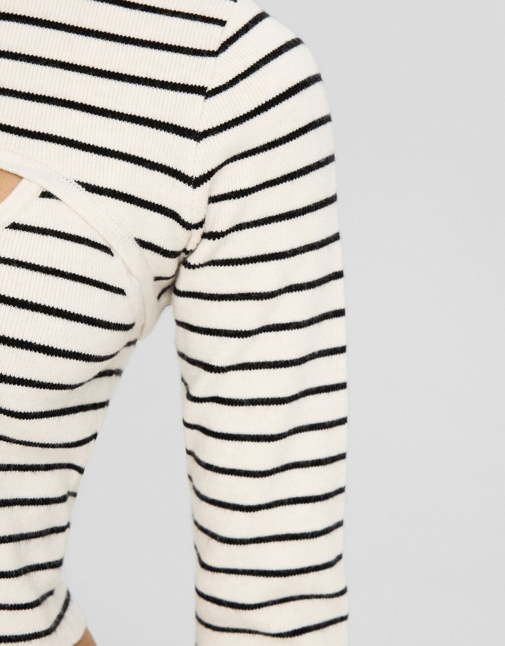 Suéter cropped listrado com gola alta.