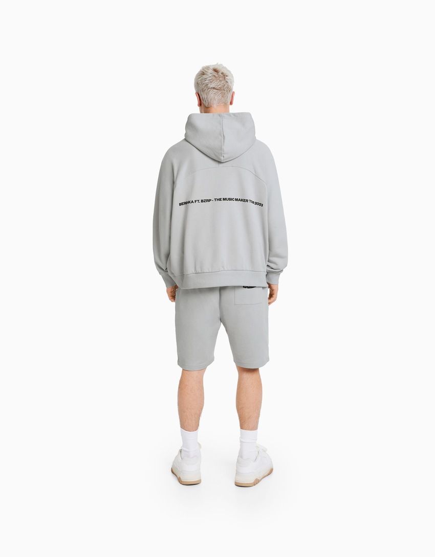 Bermuda de pelúcia BERSHKA com detalhes em BIZARRAP