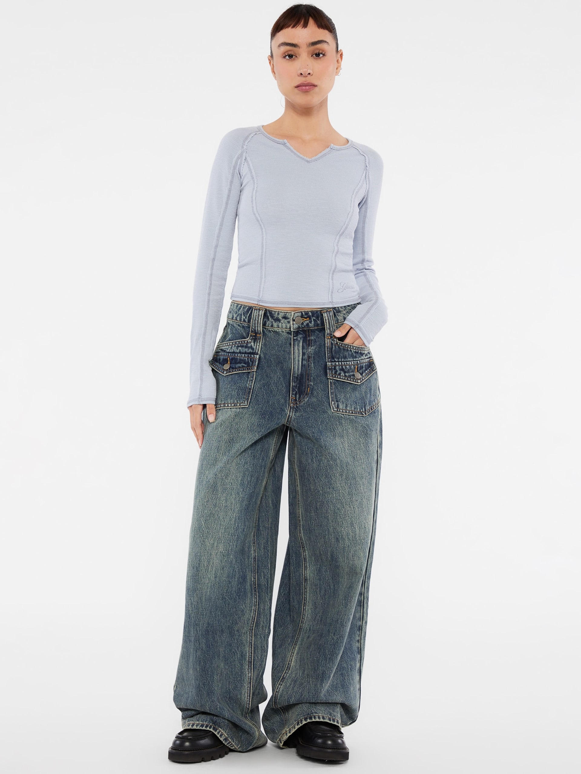 Calça jeans de perna larga com bolsos duplos aplicados da GUESS Originals