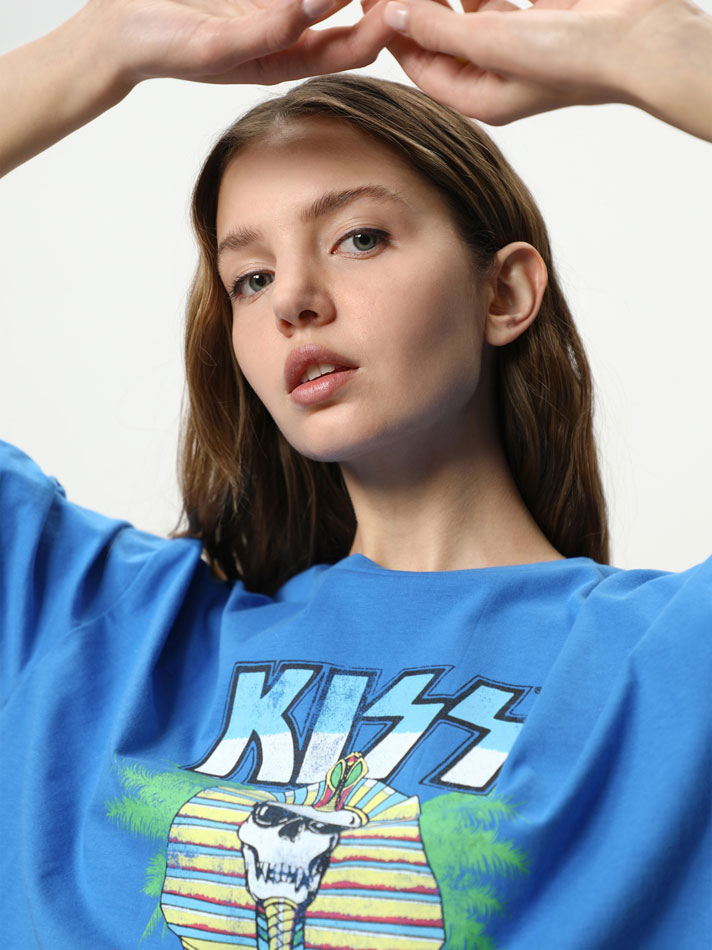 Camiseta cropped com estampa Kiss Universal - Azul Royal