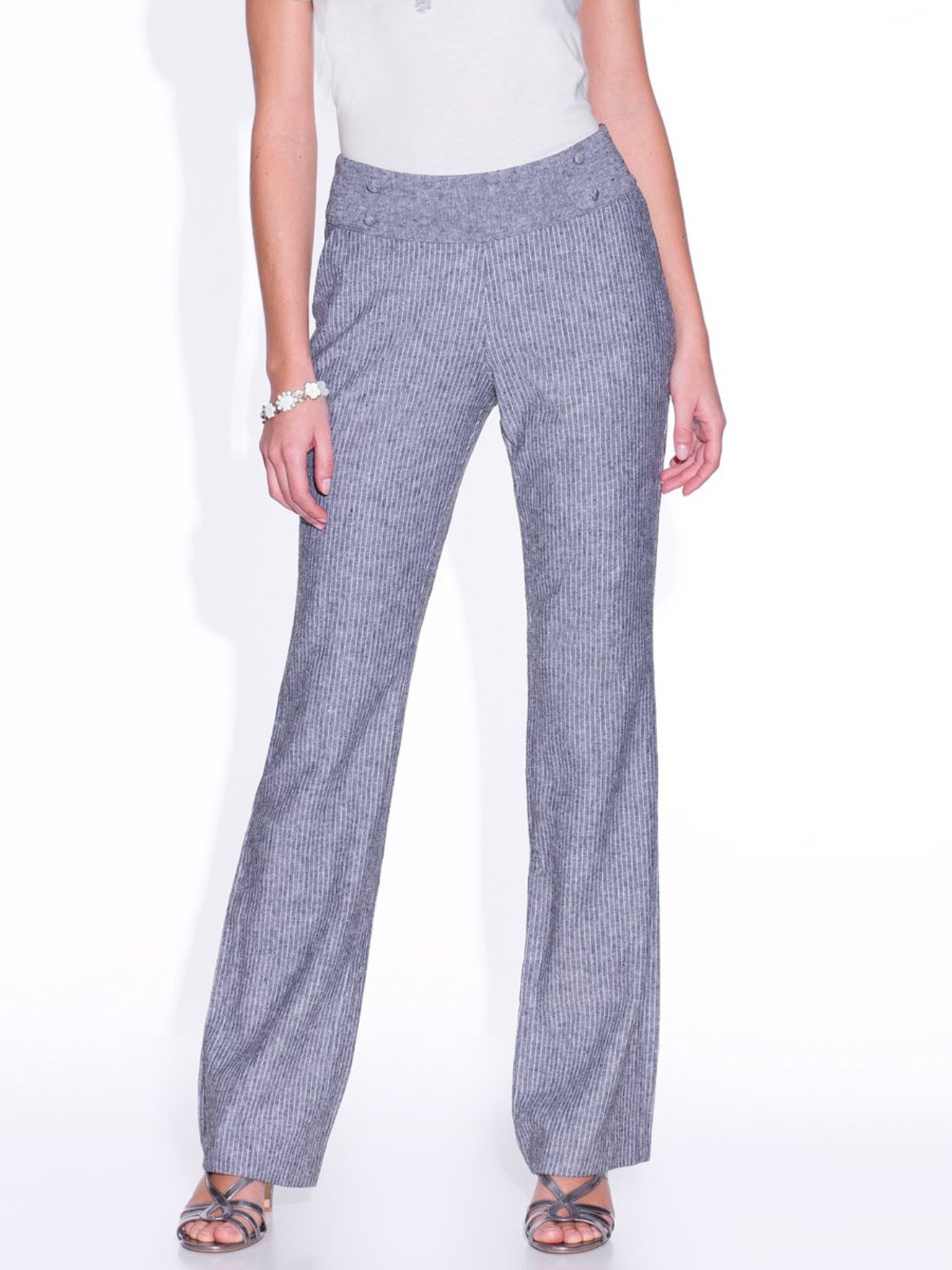 Le pantalon finement rayé.