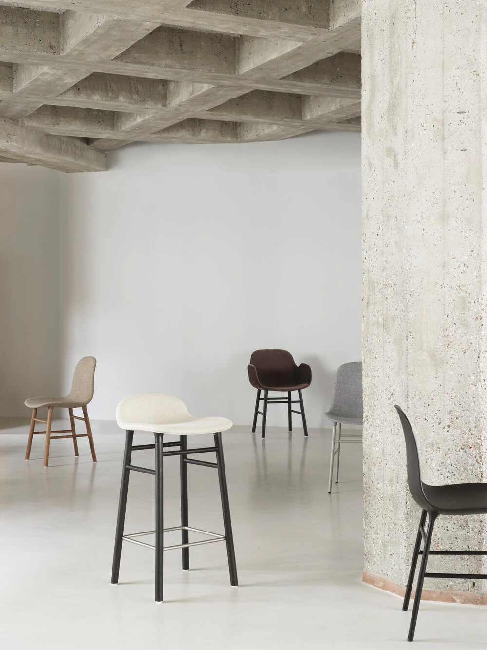 Normann Copenhagen  Form chair med armlæn i  chrome/grå