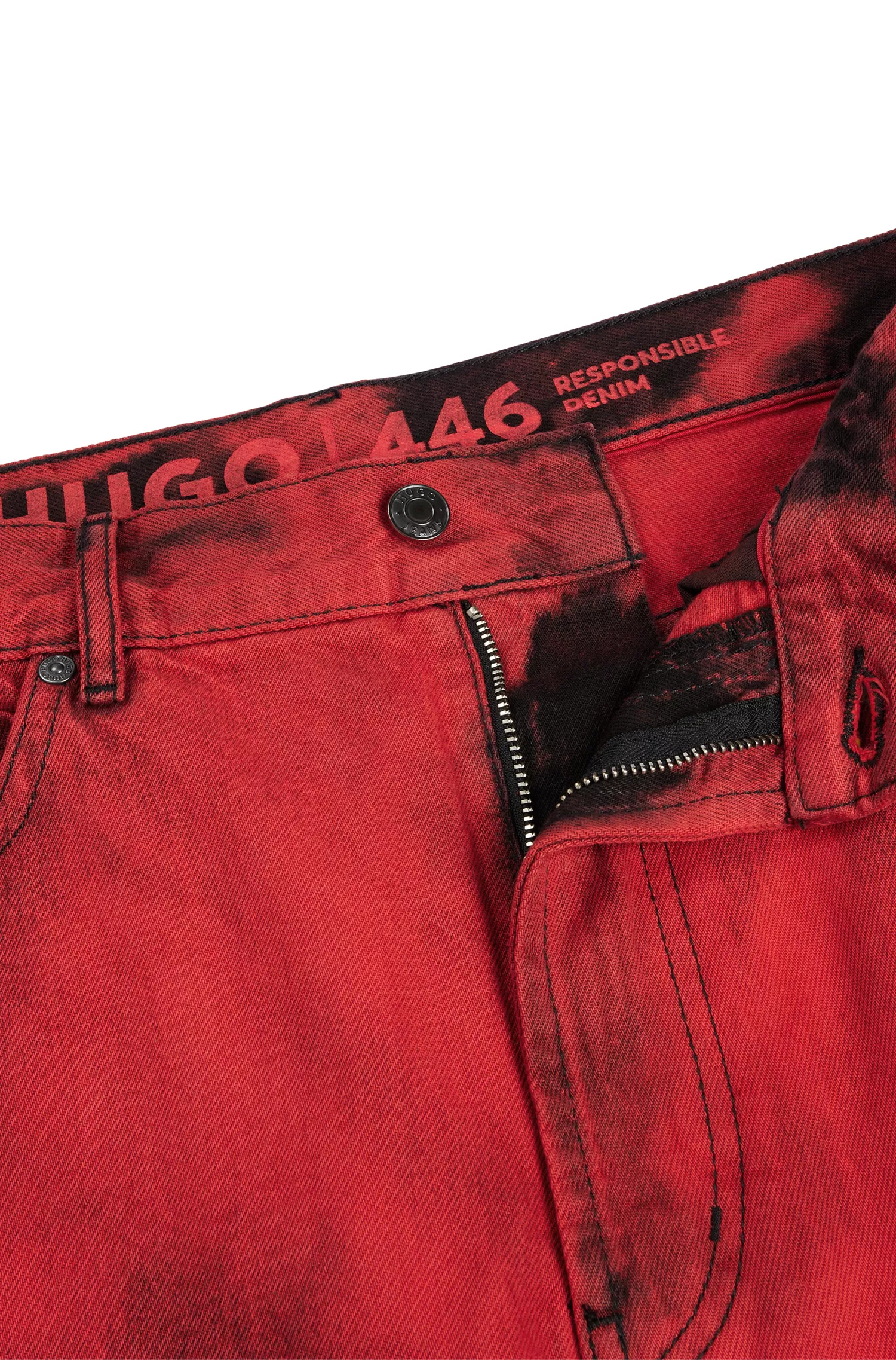 Calça jeans HUGO vermelha, corte regular, em denim rígido com efeito degradê.
