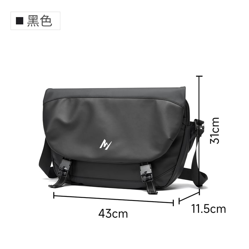 Moyyi - Messengerbag met flap en letterprint