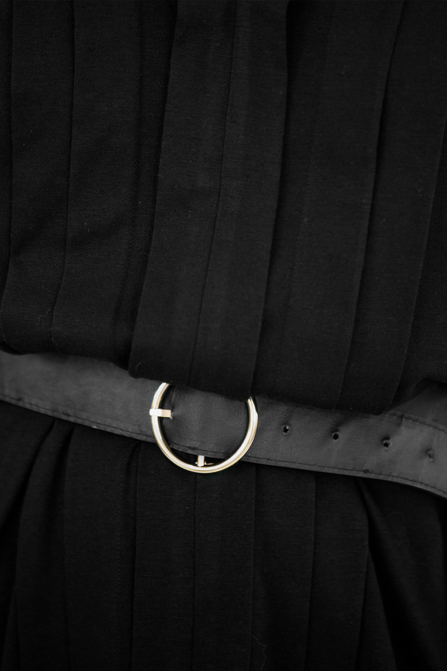 Robe mini plissée à col fendu noire