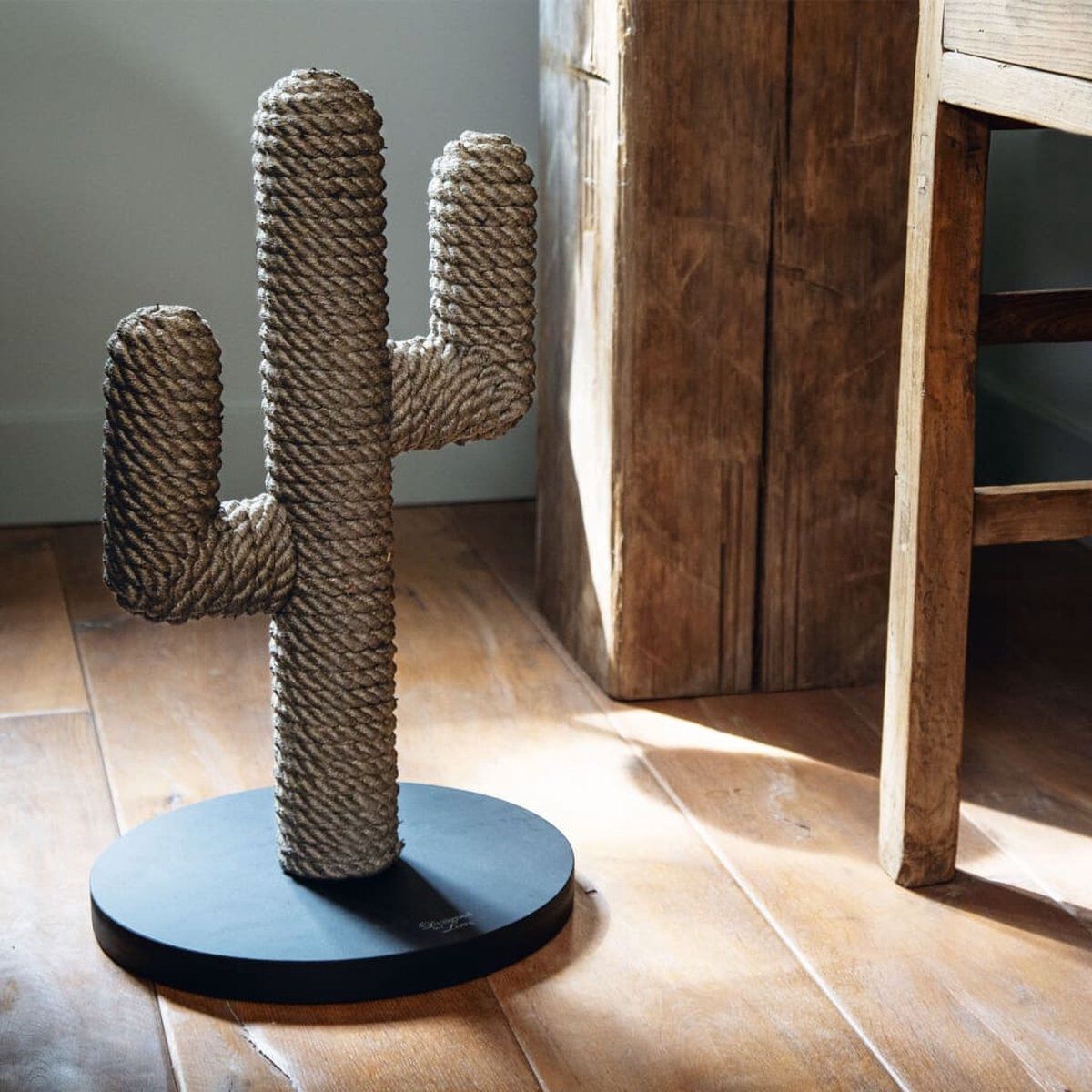 Designed by Lotte Cactus - Krabpaal - Zwart - 1x35x1 cm
