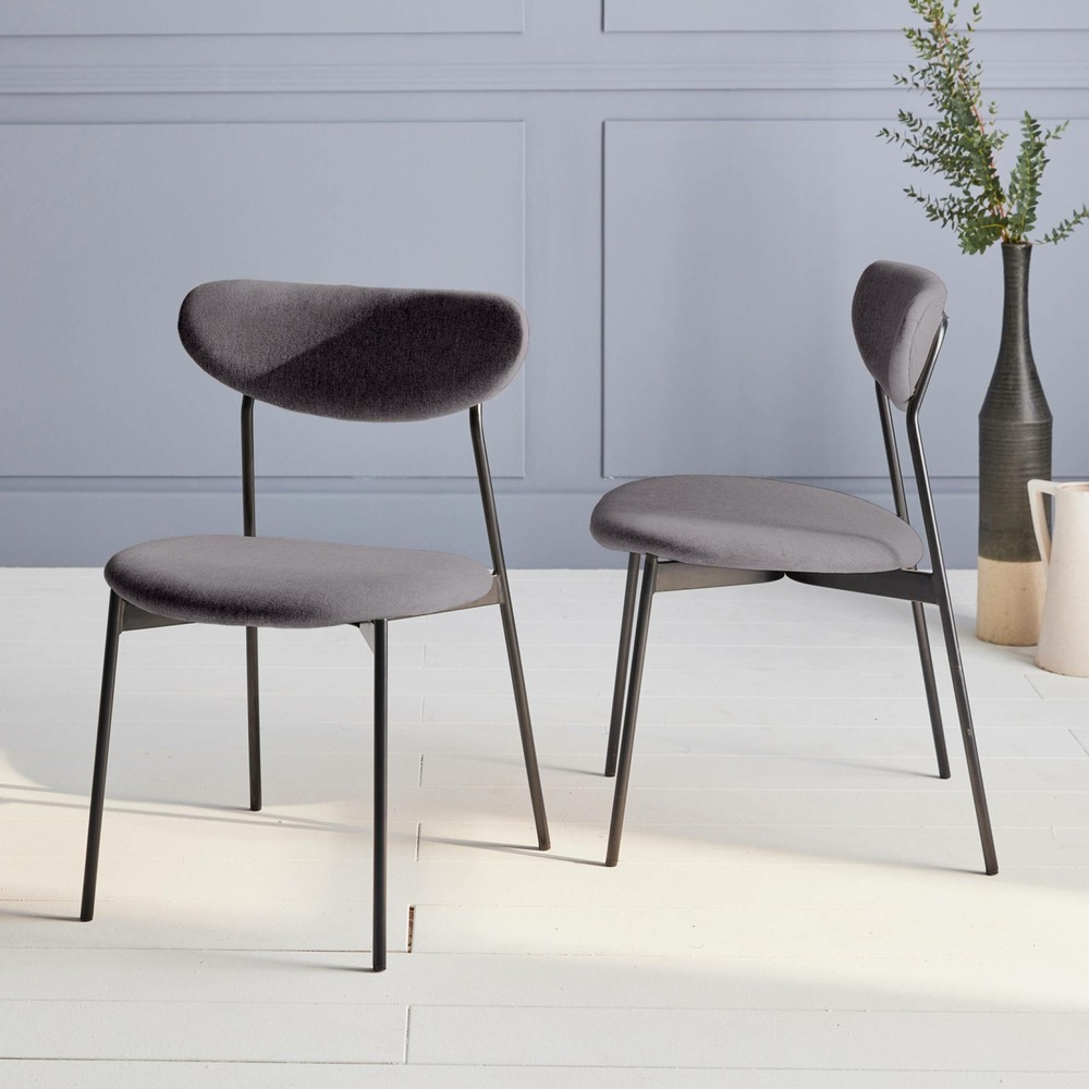 Lot de 2 chaises - arty - scandinaves et vintage. Assise et dossier gris foncé. Pieds en acier