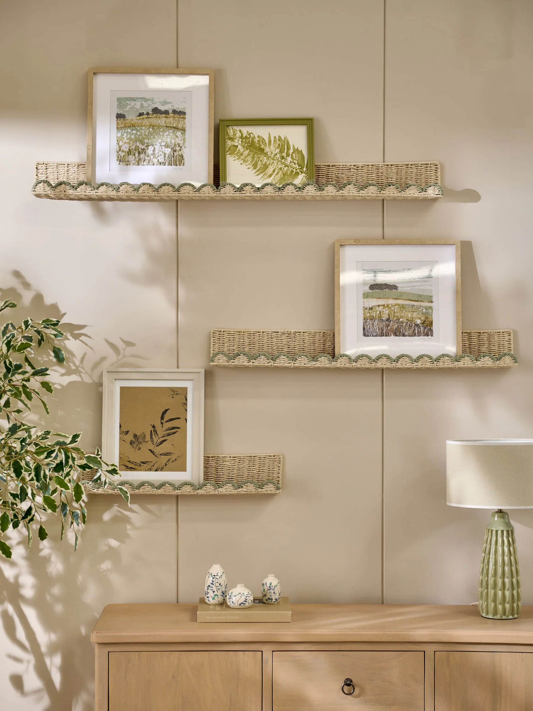Woven Scallop Picture Shelf