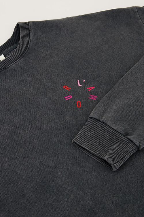 Donkergrijze sweater met roze l'amour