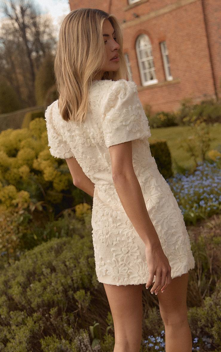 Crème Robe Trapèze En Bouclé À Boutons Floraux