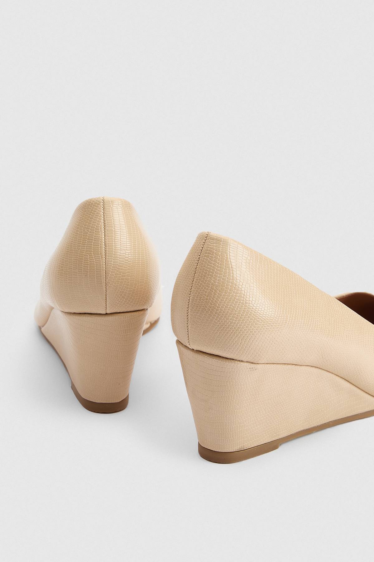 Wallis Chaussures De Ville À Bout Amande Avec Empiècement, Talon Compensé Moyen, Coupe Large
