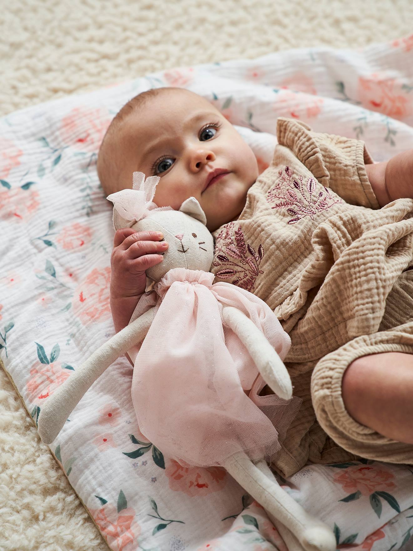 Manta de bebê em gaze de algodão tricotada, lisa, rosa claro com estampas.
