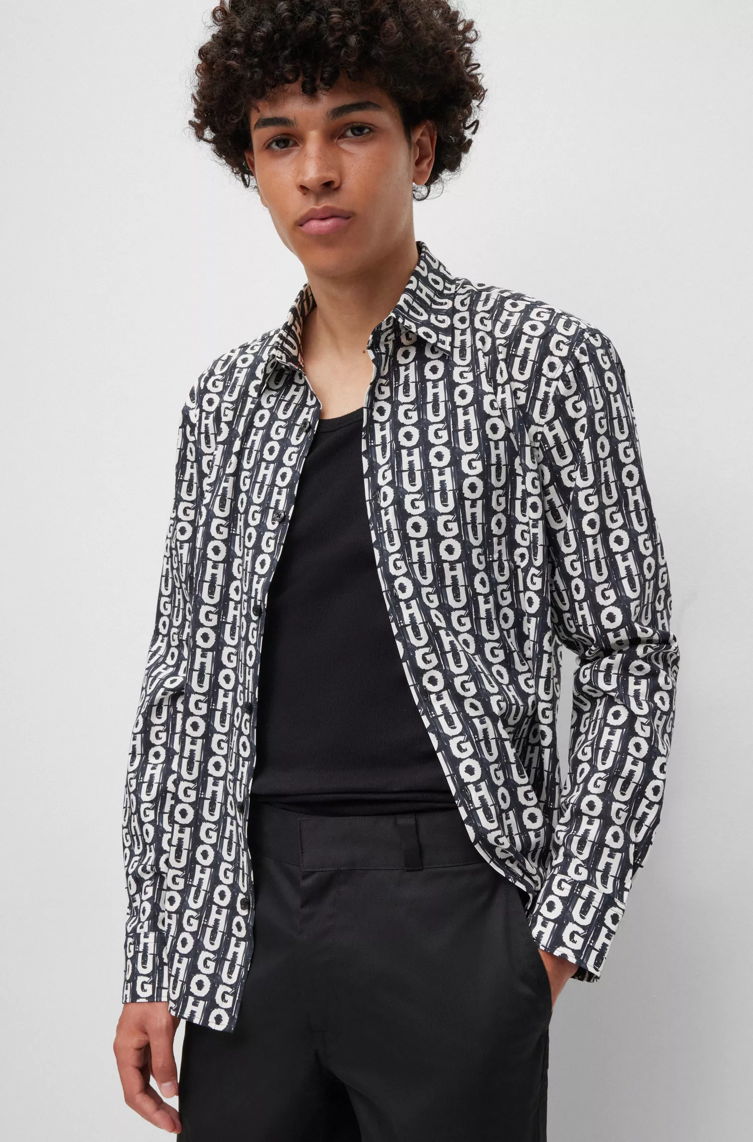 Camisa HUGO vermelha, corte slim, em algodão elástico com estampa do logo.