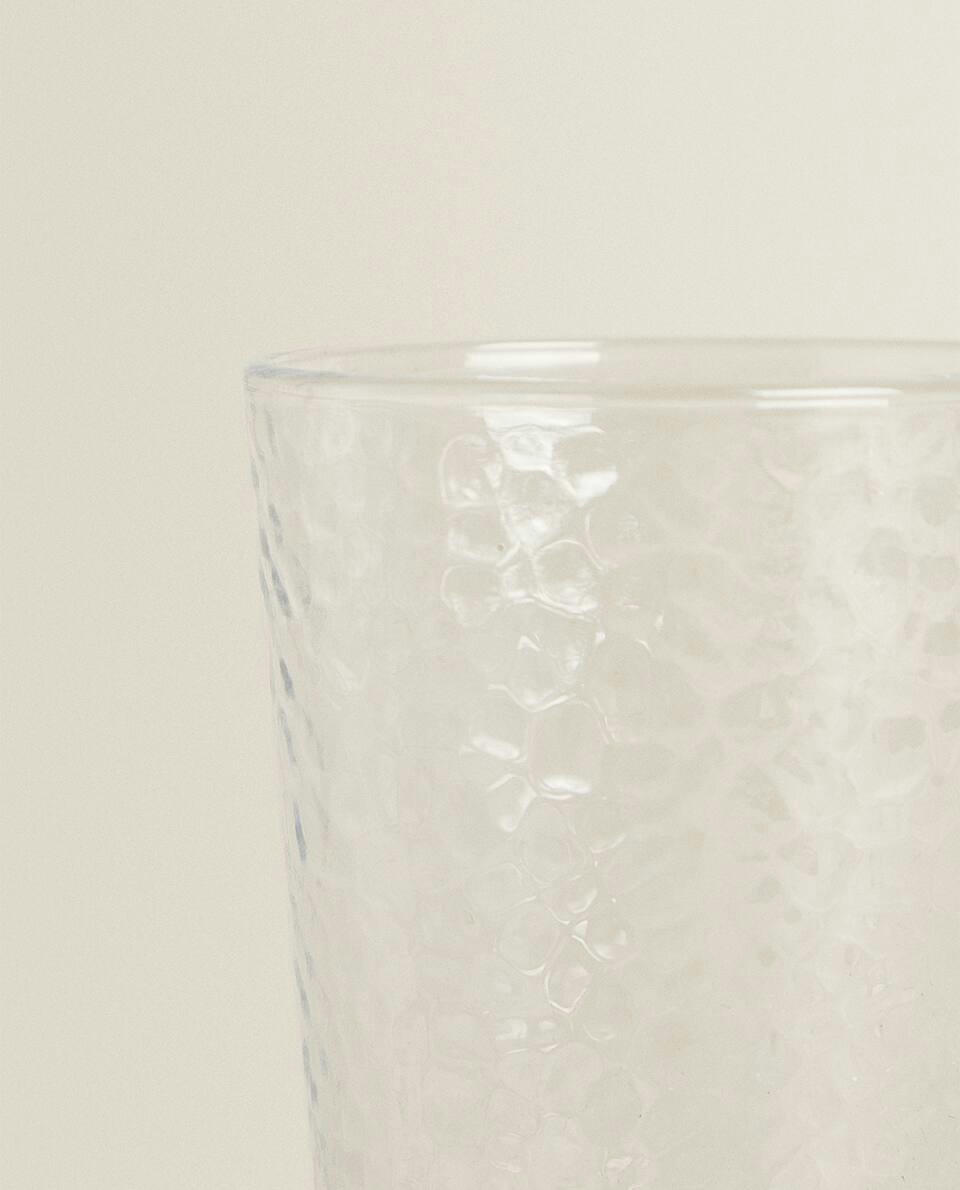 Copo de vidro com design em relevo para refrigerante