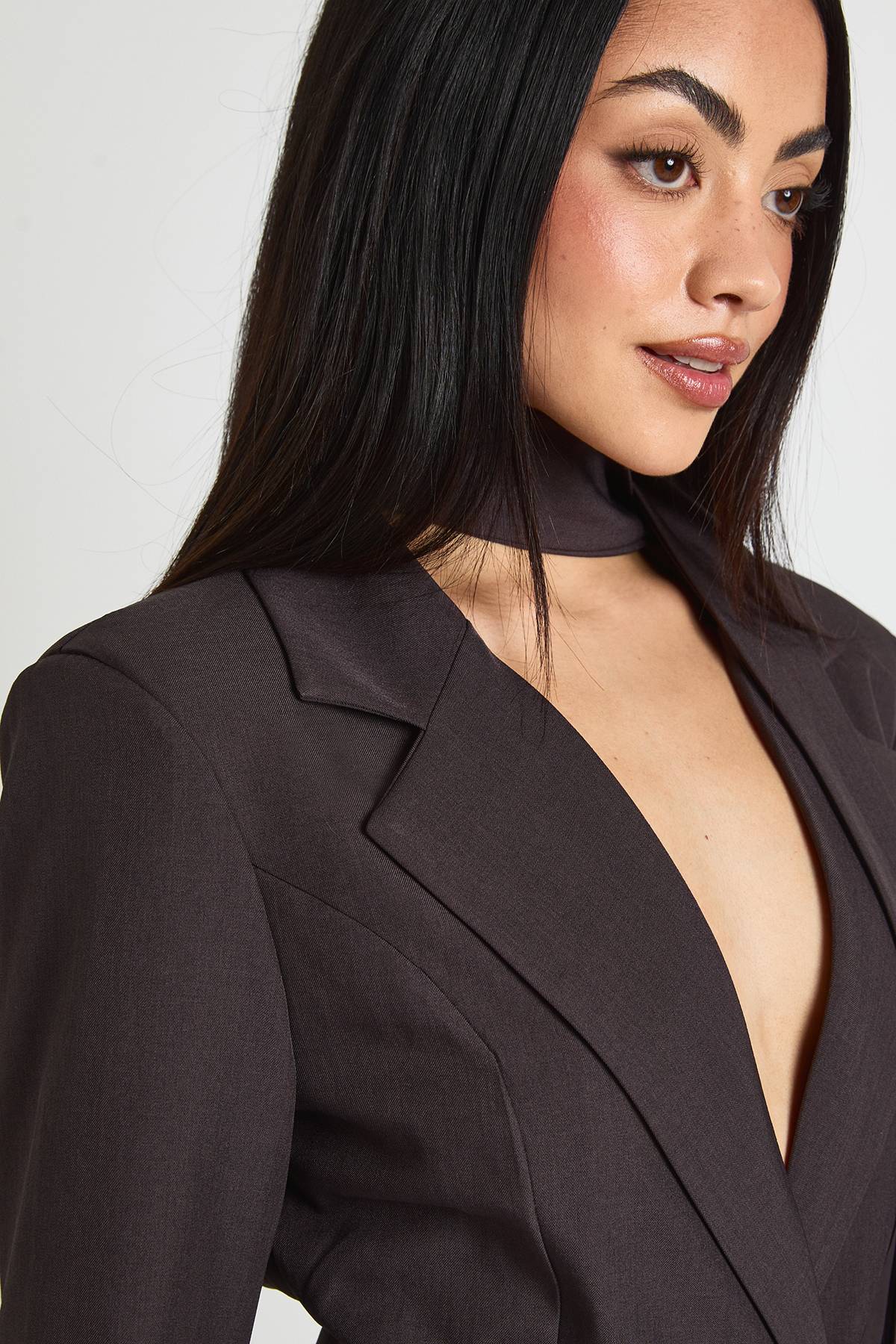 boohoo Robe Blazer Ajustée À Détail Foulard