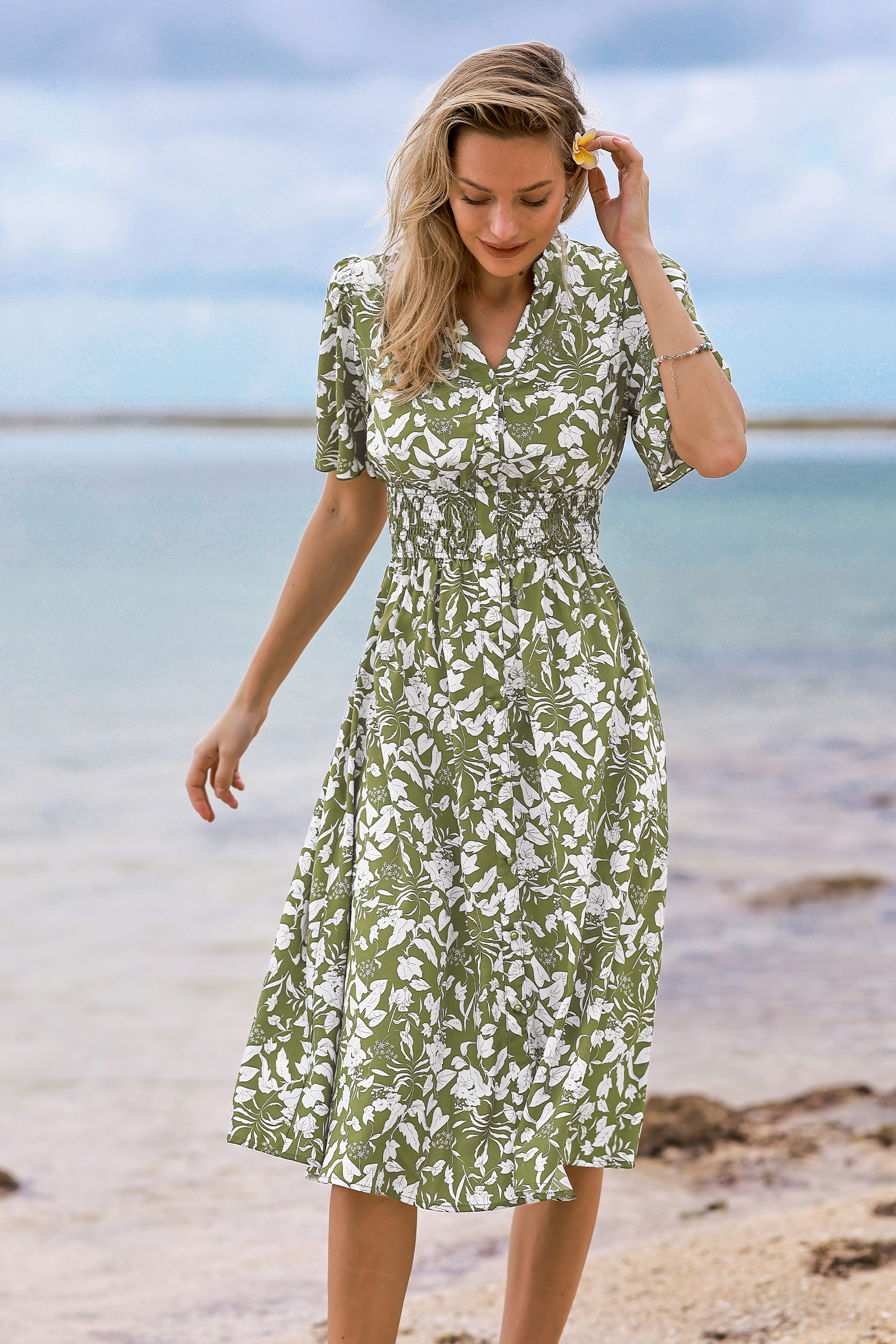 Robe maxi fleurie avec manches à volants et taille à smocks