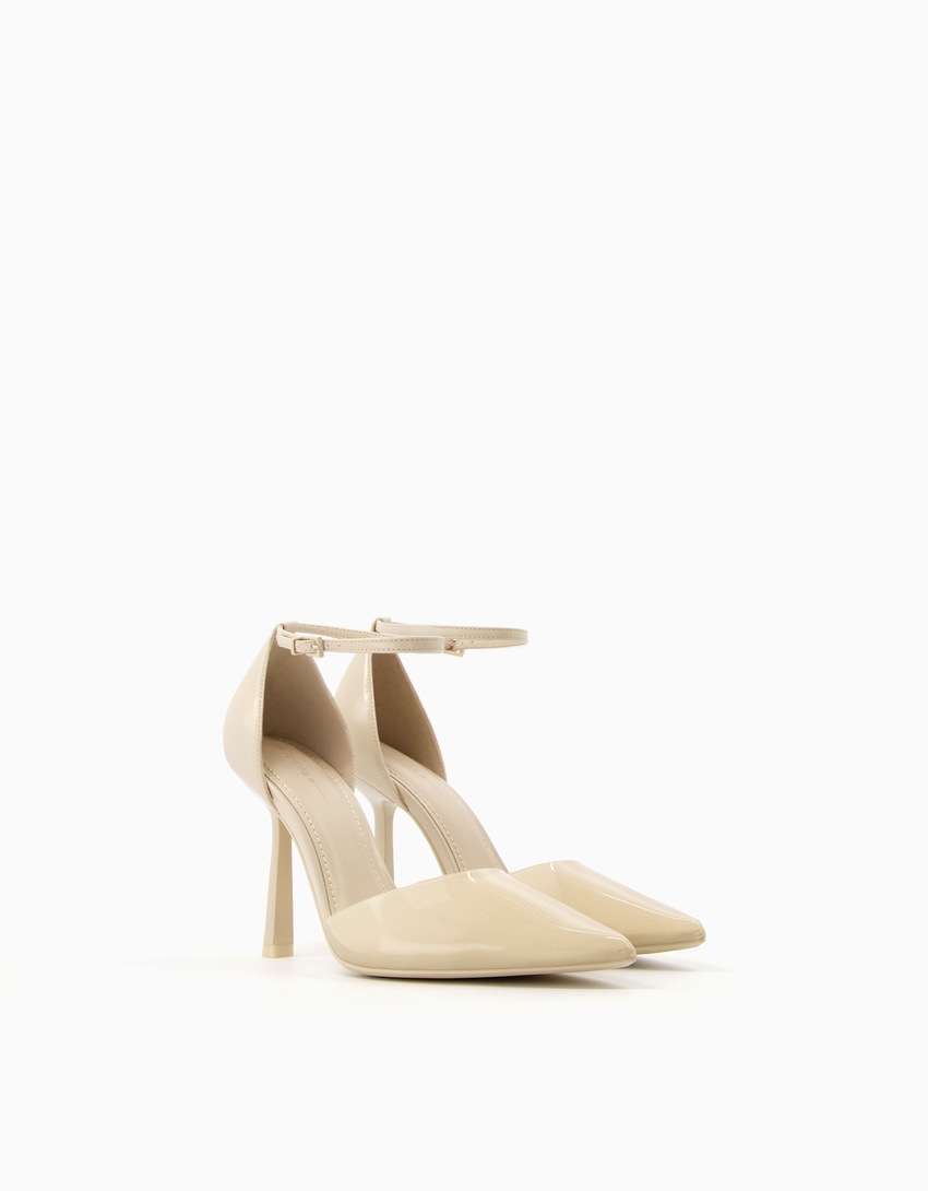 Sapatos de vinil com salto e tira no tornozelo