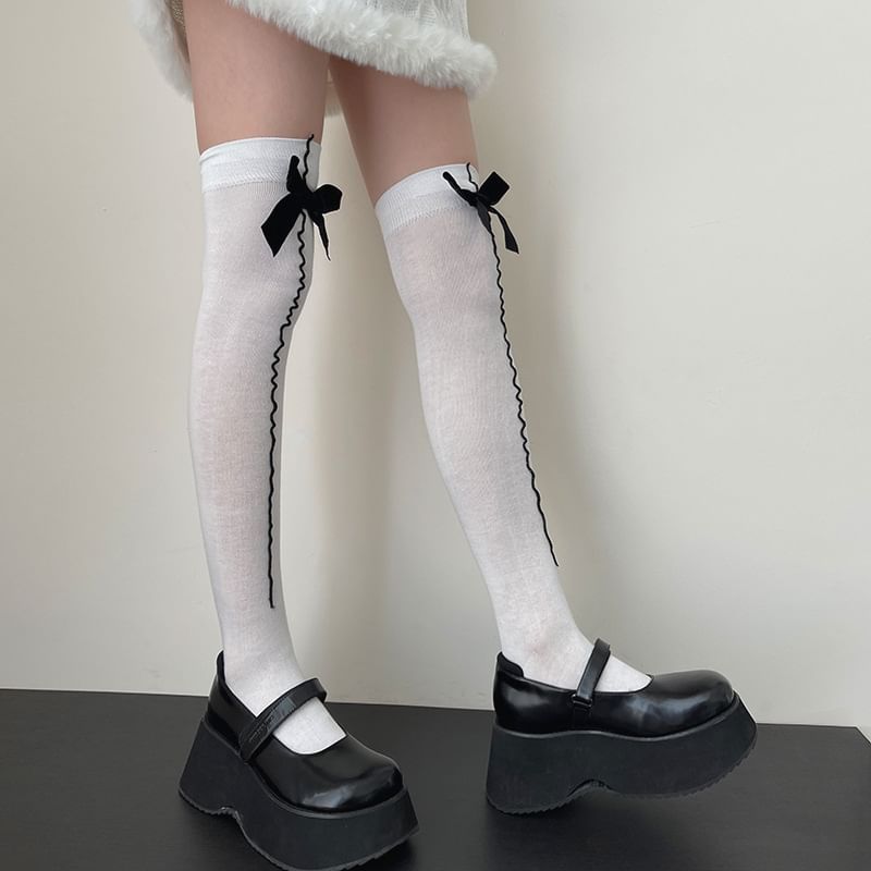 FlorSwallow - Overknee sokken met strik en contrasterende rand