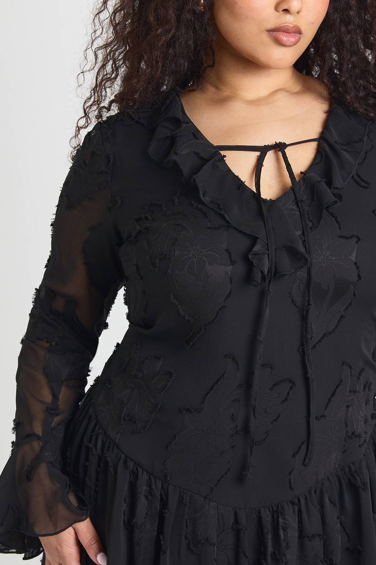 boohoo Robe Mini Grande Taille À Motif Floral Dévoré Et Ourlet Asymétrique