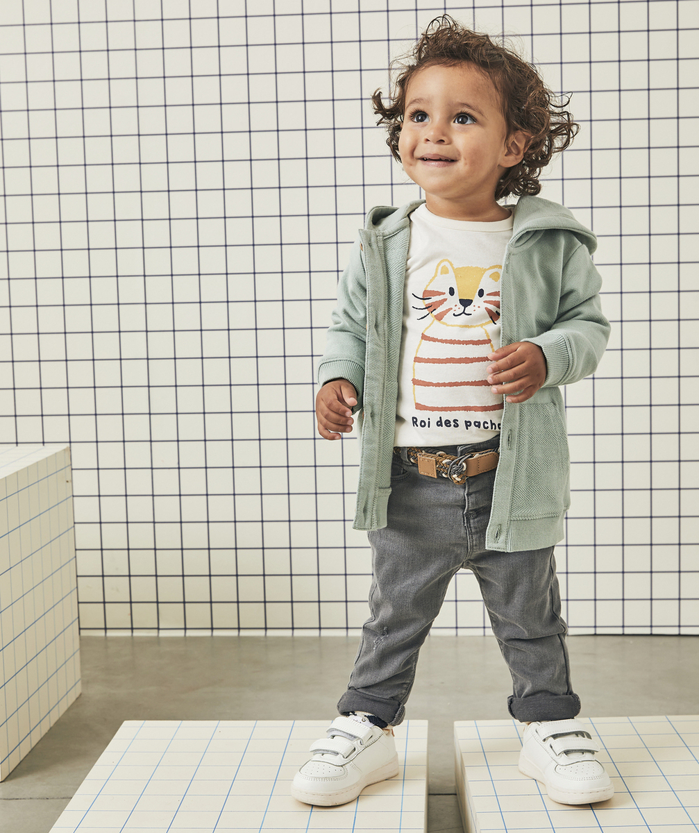 PANTALON DROIT BÉBÉ GARÇON EN DENIM LOW IMPACT GRIS AVEC CEINTURE