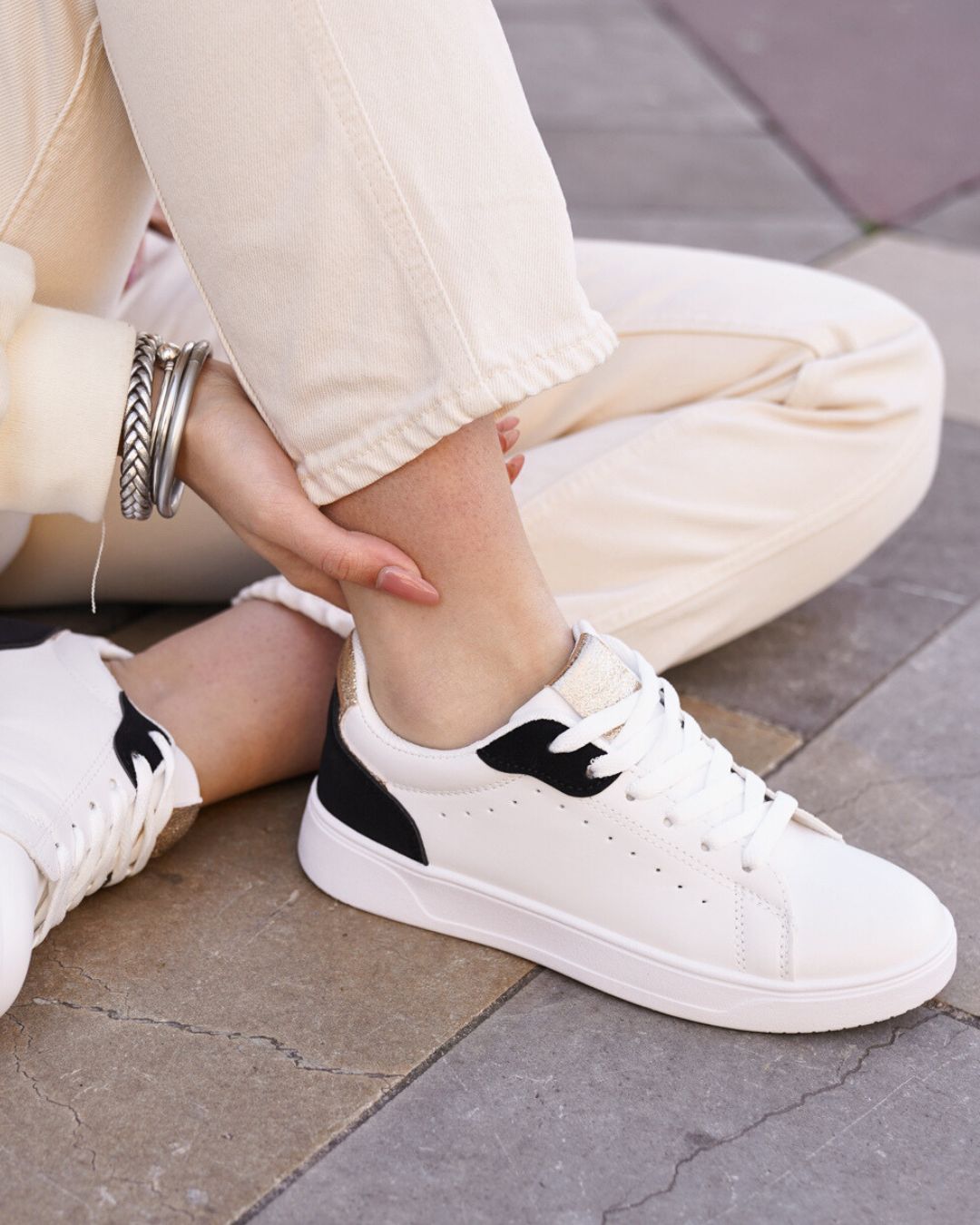 Basket femme blanche noire et dorée à lacets - Bintou
