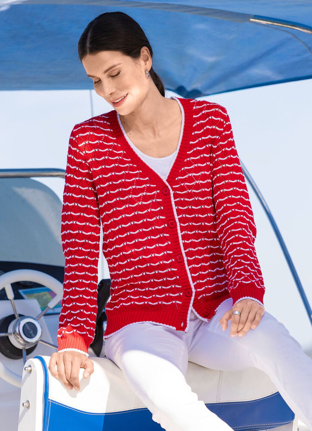 Strickjacke mit feinen Ringeln und Ajourrauten