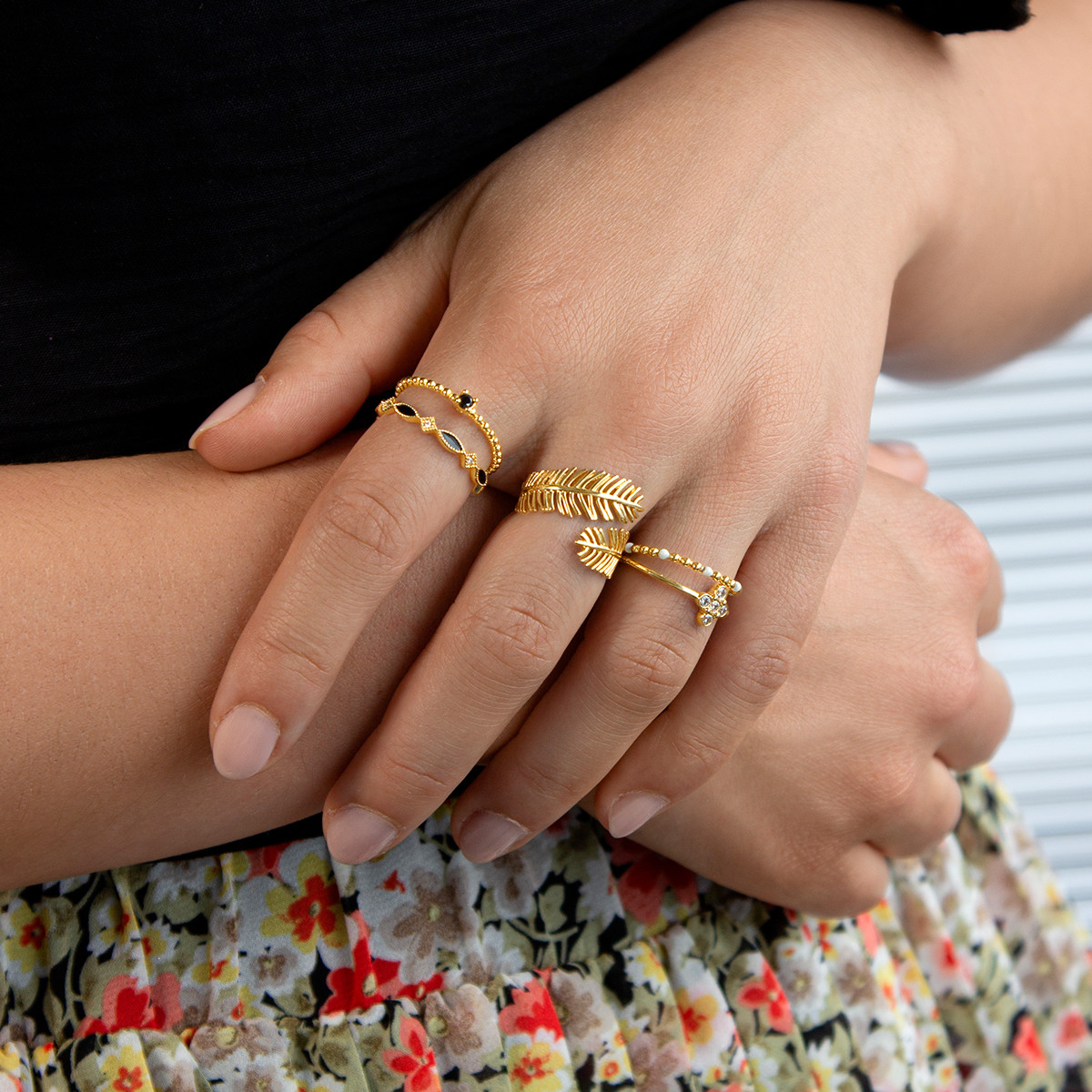 Bague plaqué or jaune perlée zirconia noir
