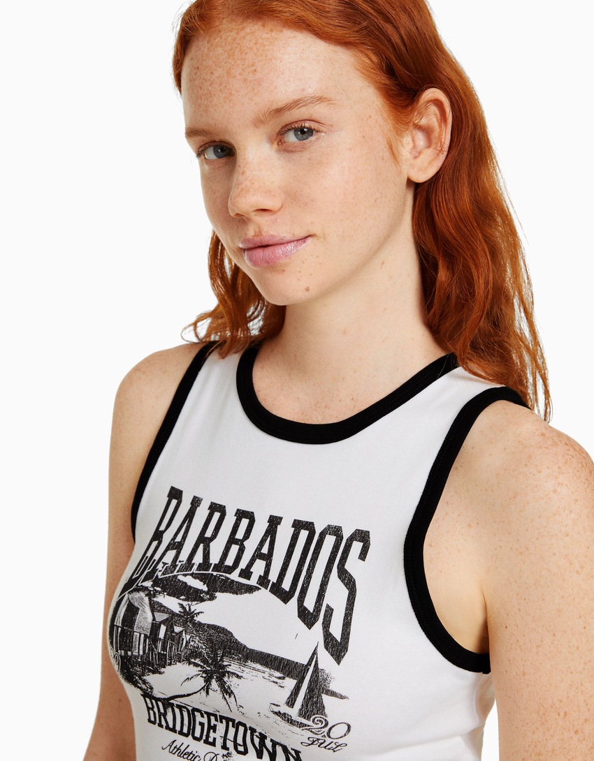 Camiseta cropped estampada sem mangas