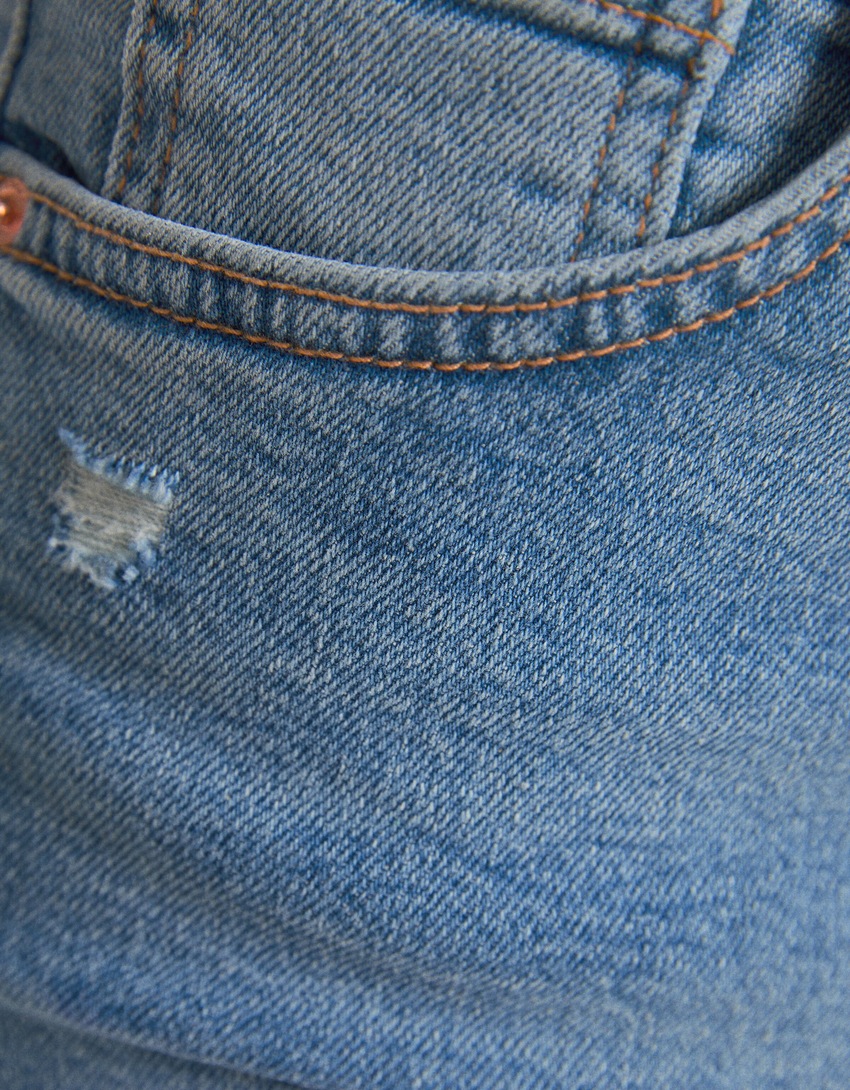 Shorts jeans com a barra dobrada