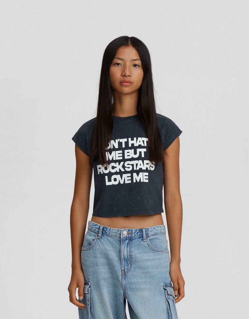 Camiseta de manga curta com estampa de efeito desbotado