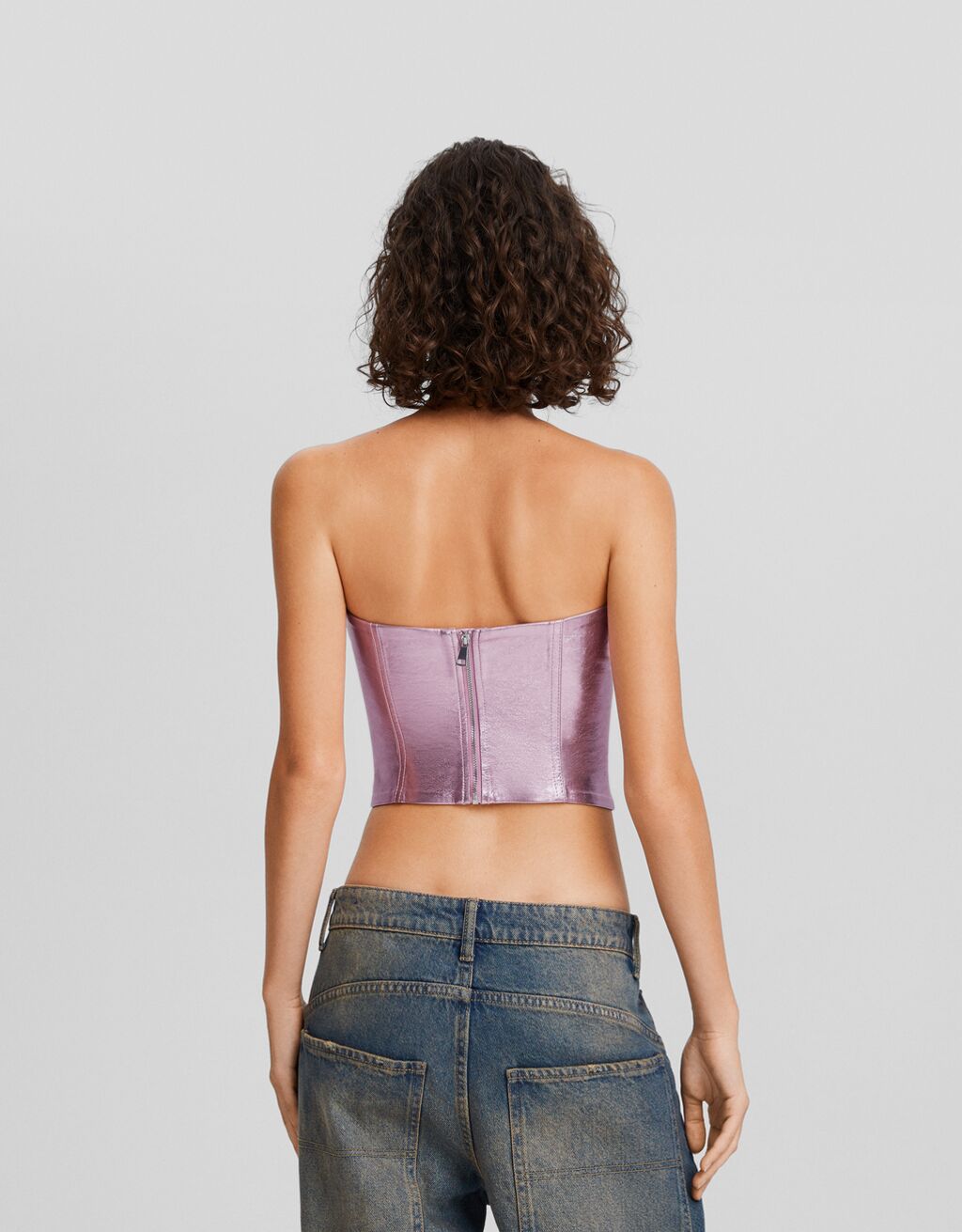 Top bandeau com efeito de couro metálico