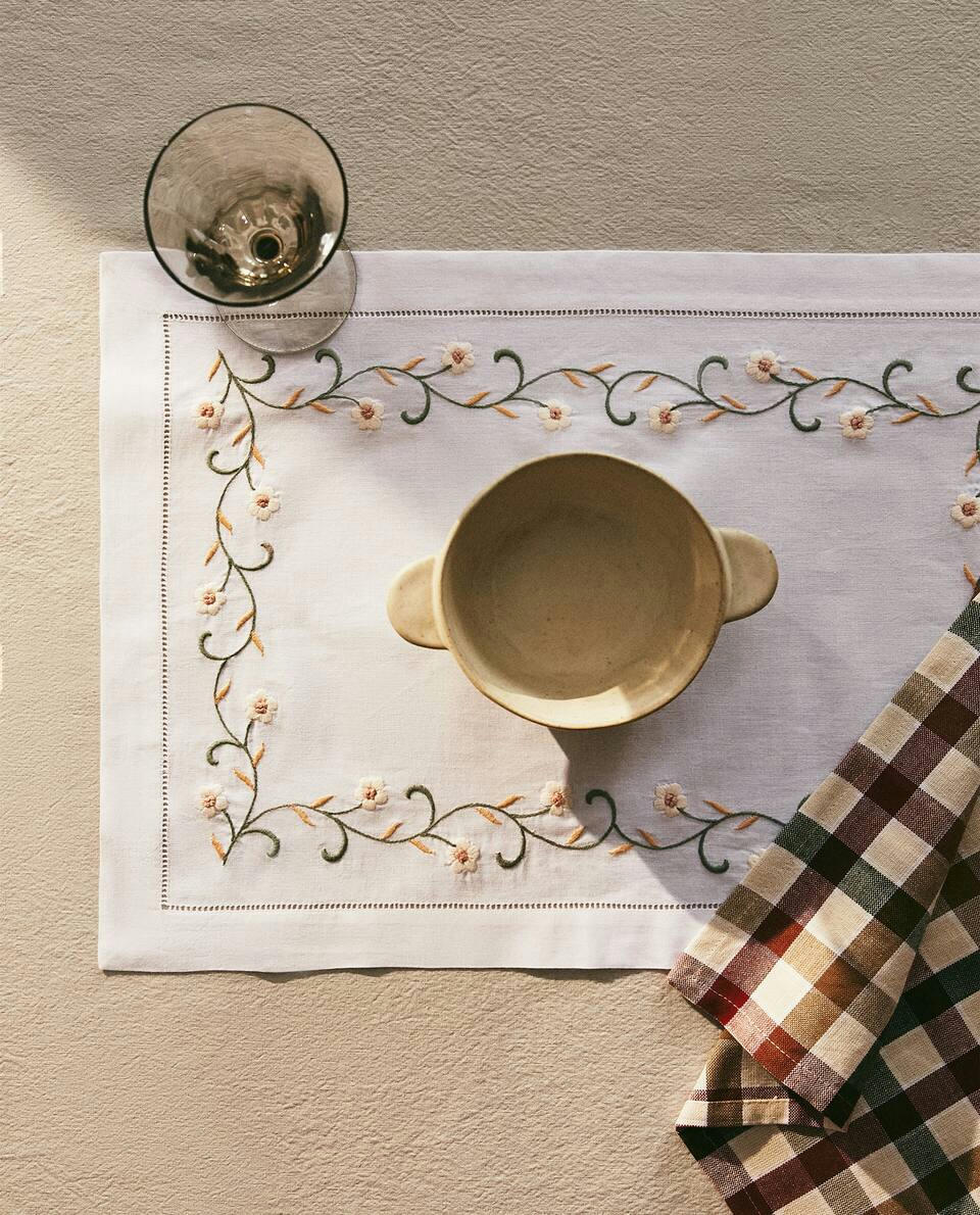 Jogo americano com bordado floral