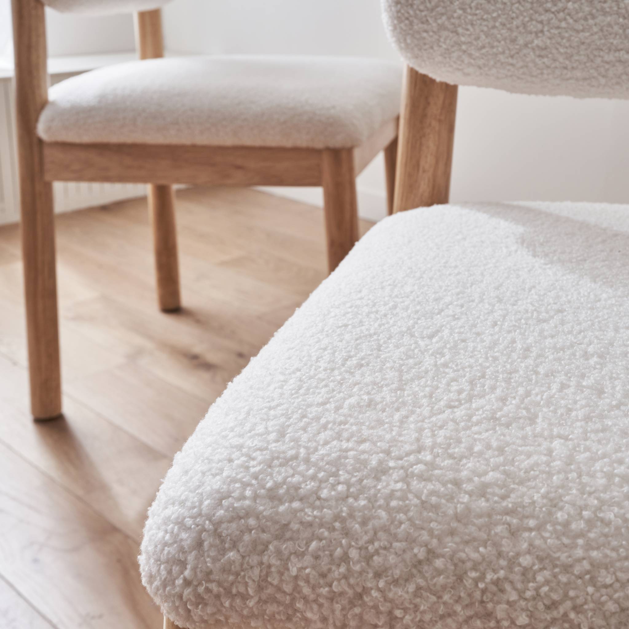 Lot de 2 chaises scandinaves piètement en bois d'hévéa revêtement bouclette