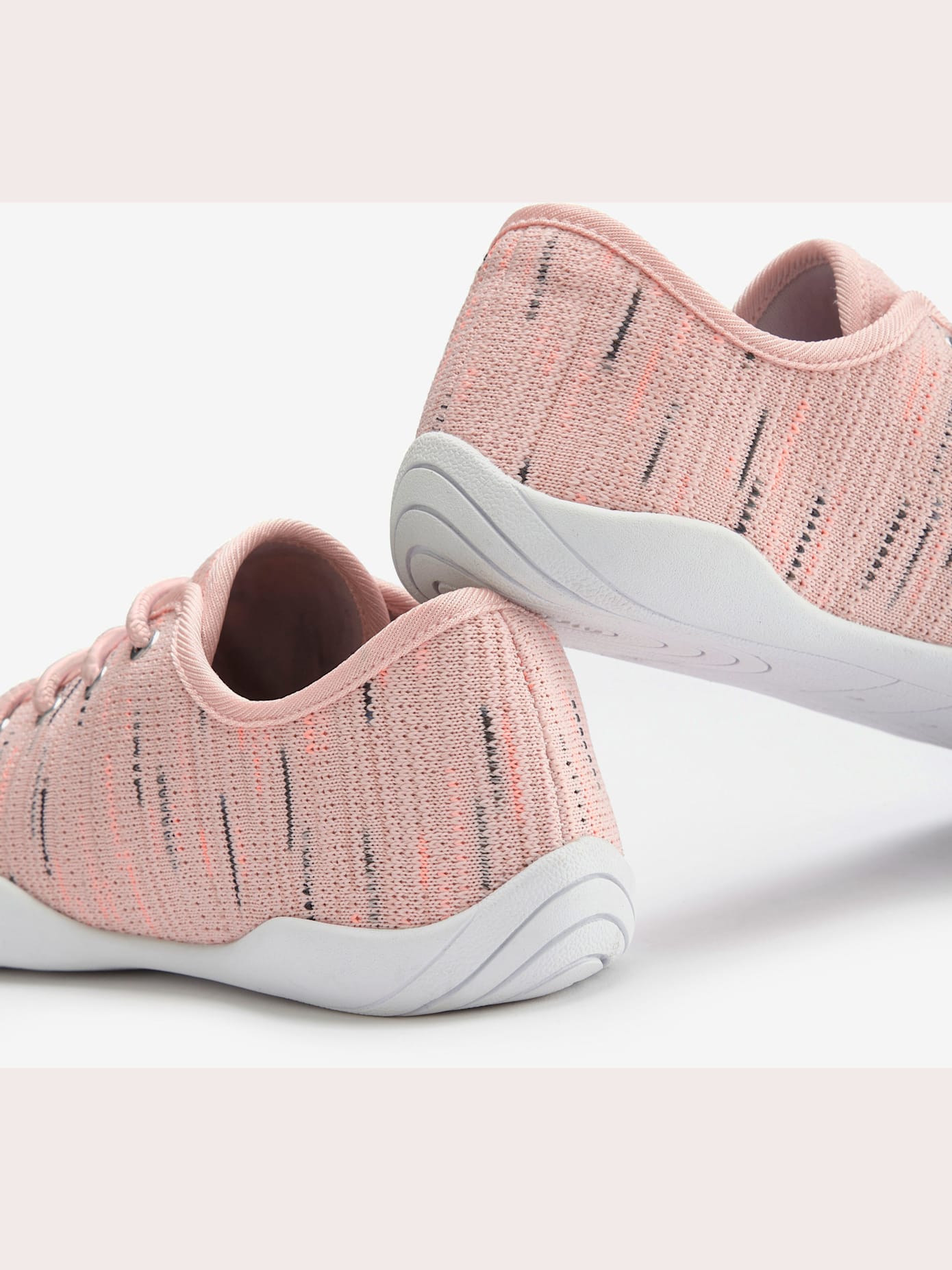 Baskets semelle ultra-légère, très plate et souple