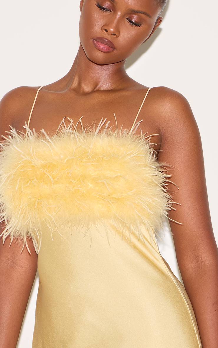 Jaune Robe Longue Satinée À Bretelles Avec Détail Plumes Au Buste
