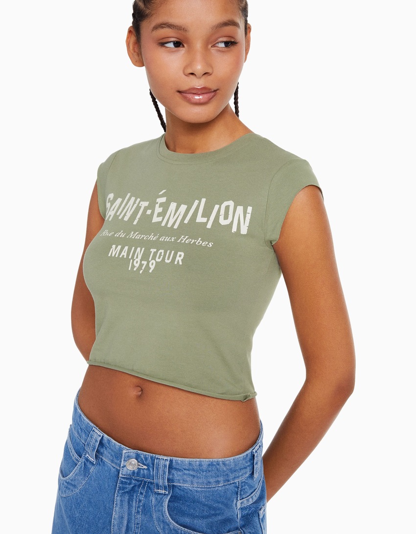 Camiseta cropped de manga curta com estampa