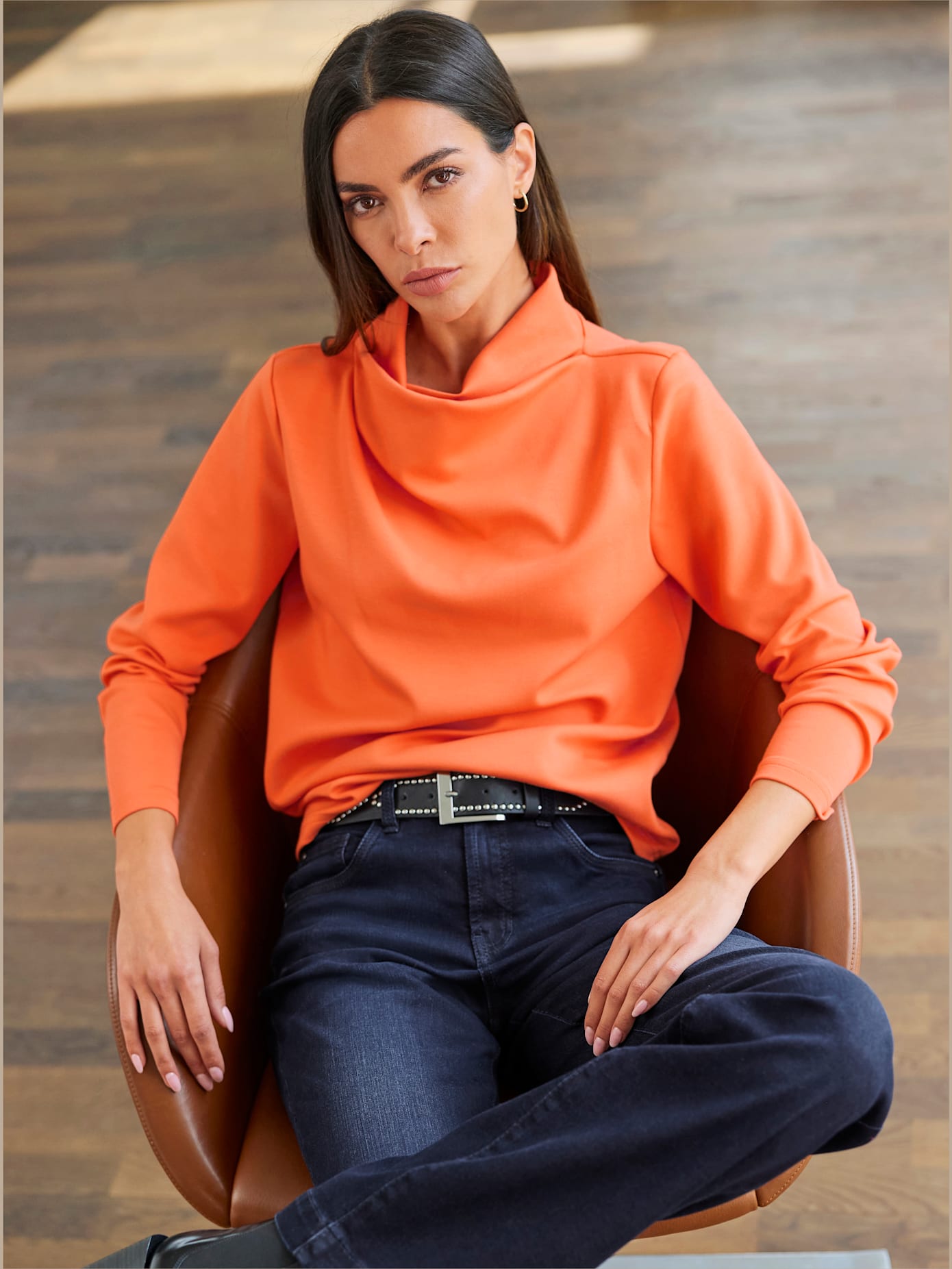 Sweat-shirt encolure raffinée